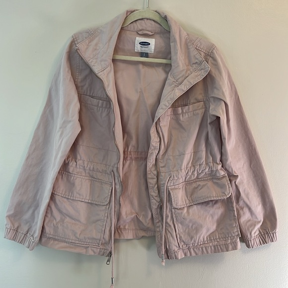 Lightweight jacket: flap pockets, zipper closure, adjustable drawstring hem. - Picture 2 of 4